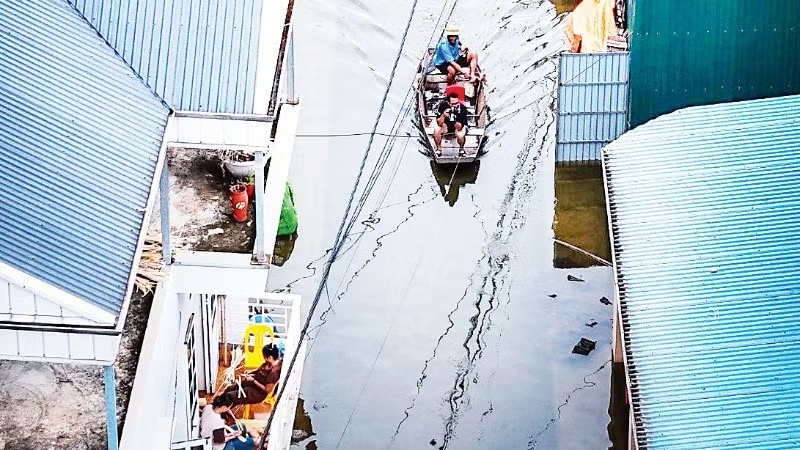Tình trạng ngập úng nội đô những năm gần đây diễn ra rất phức tạp, diện ngập rộng hơn. (Ảnh Thành Đạt)