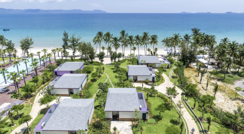 Tại TTC Van Phong Bay Resort, du khách có thể hòa mình vào biển cả bao la và cát mịn êm đềm vỗ về từng bước chân. Ảnh: Đ.H